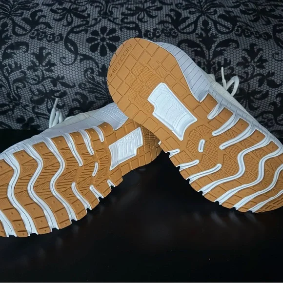 Nike Metcon 9.5 wmns-White Athletic Sneakers. Never worn - Picture 2 of 2